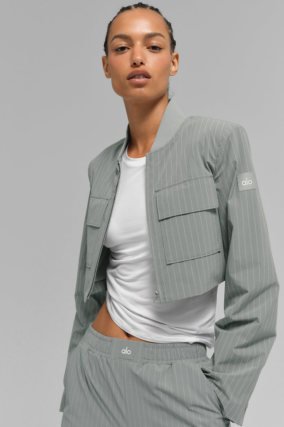 Alo Yoga Cropped Pinstripe Main Character Full Zip Jacket - Lunar Grey/White - imagen 3