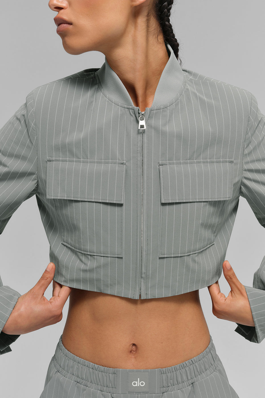 Alo Yoga Cropped Pinstripe Main Character Full Zip Jacket - Lunar Grey/White - imagen 2