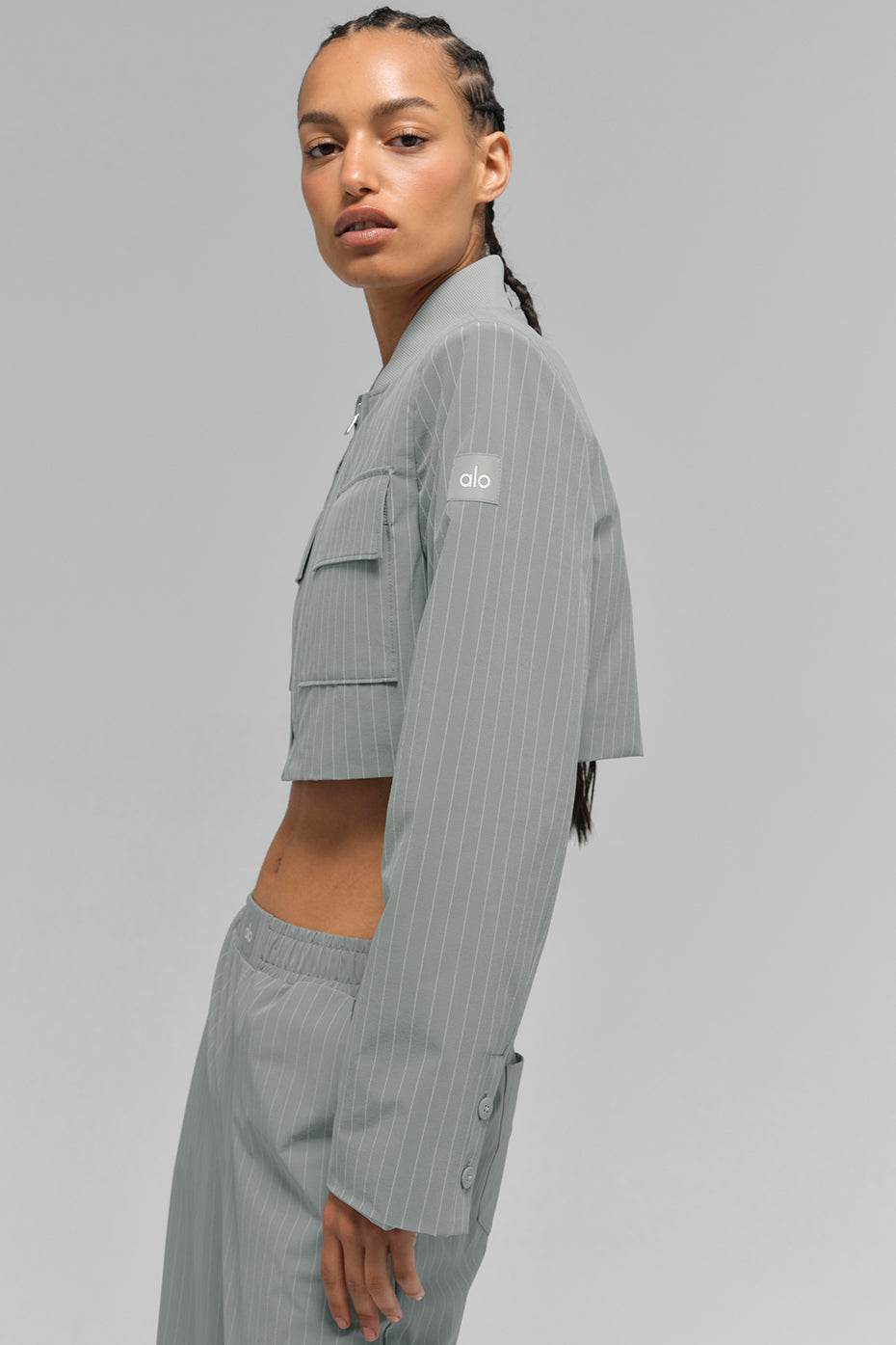 Alo Yoga Cropped Pinstripe Main Character Full Zip Jacket - Lunar Grey/White - imagen 5