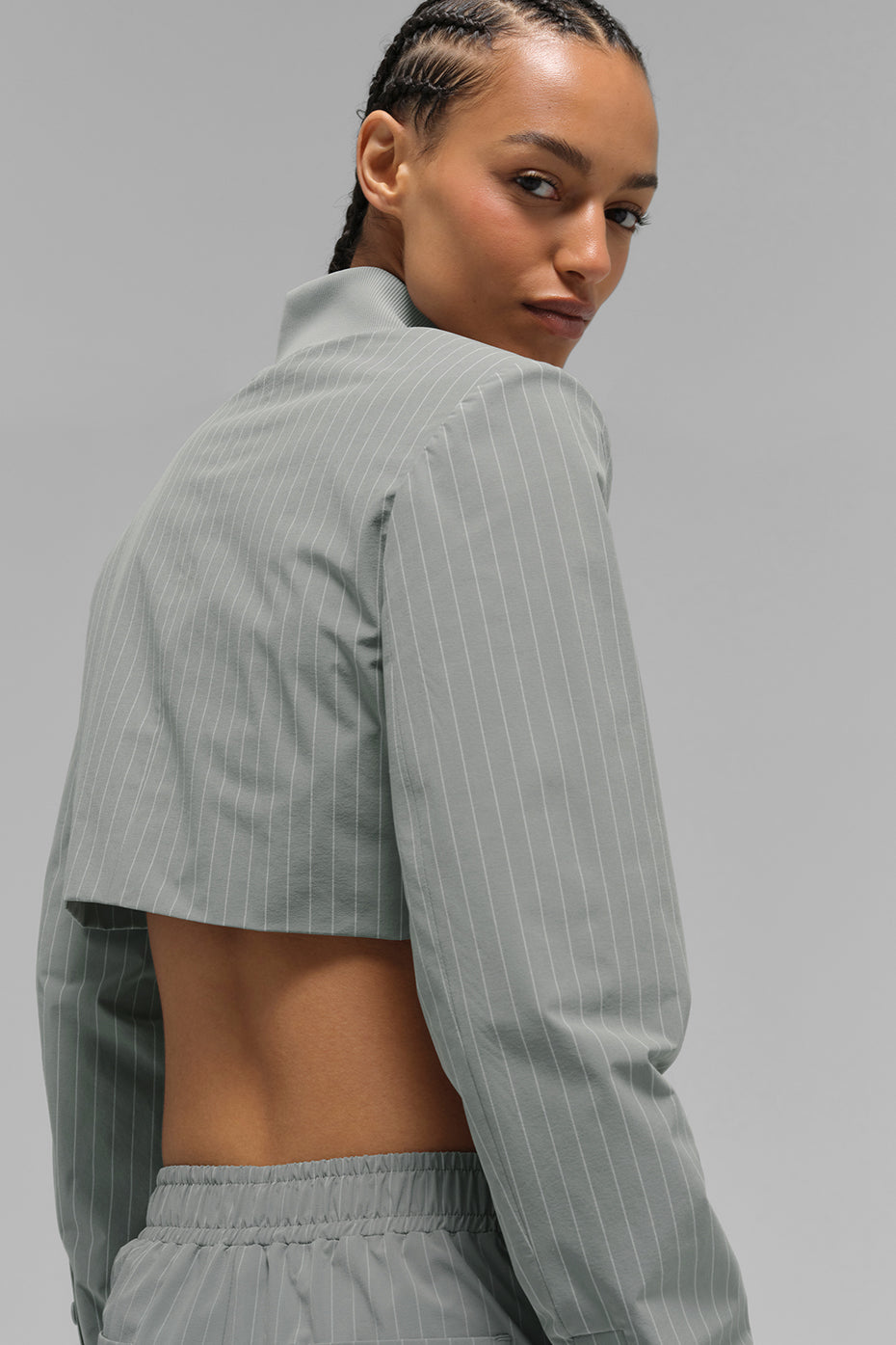 Alo Yoga Cropped Pinstripe Main Character Full Zip Jacket - Lunar Grey/White - imagen 4