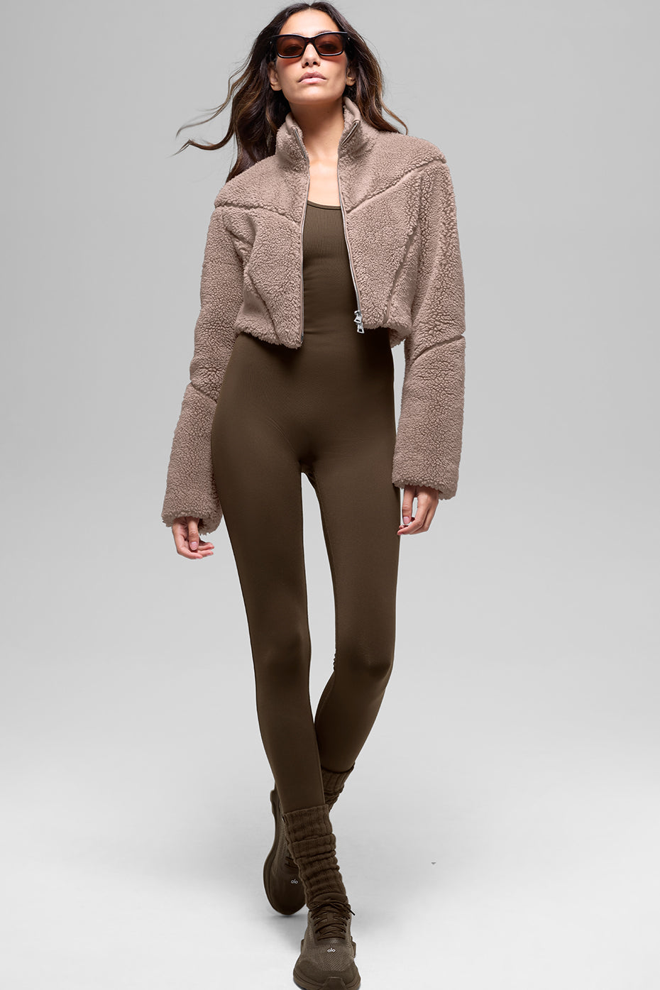Alo Yoga Sherpa Cropped Slope Side Jacket - Chai Latte - imagen 4