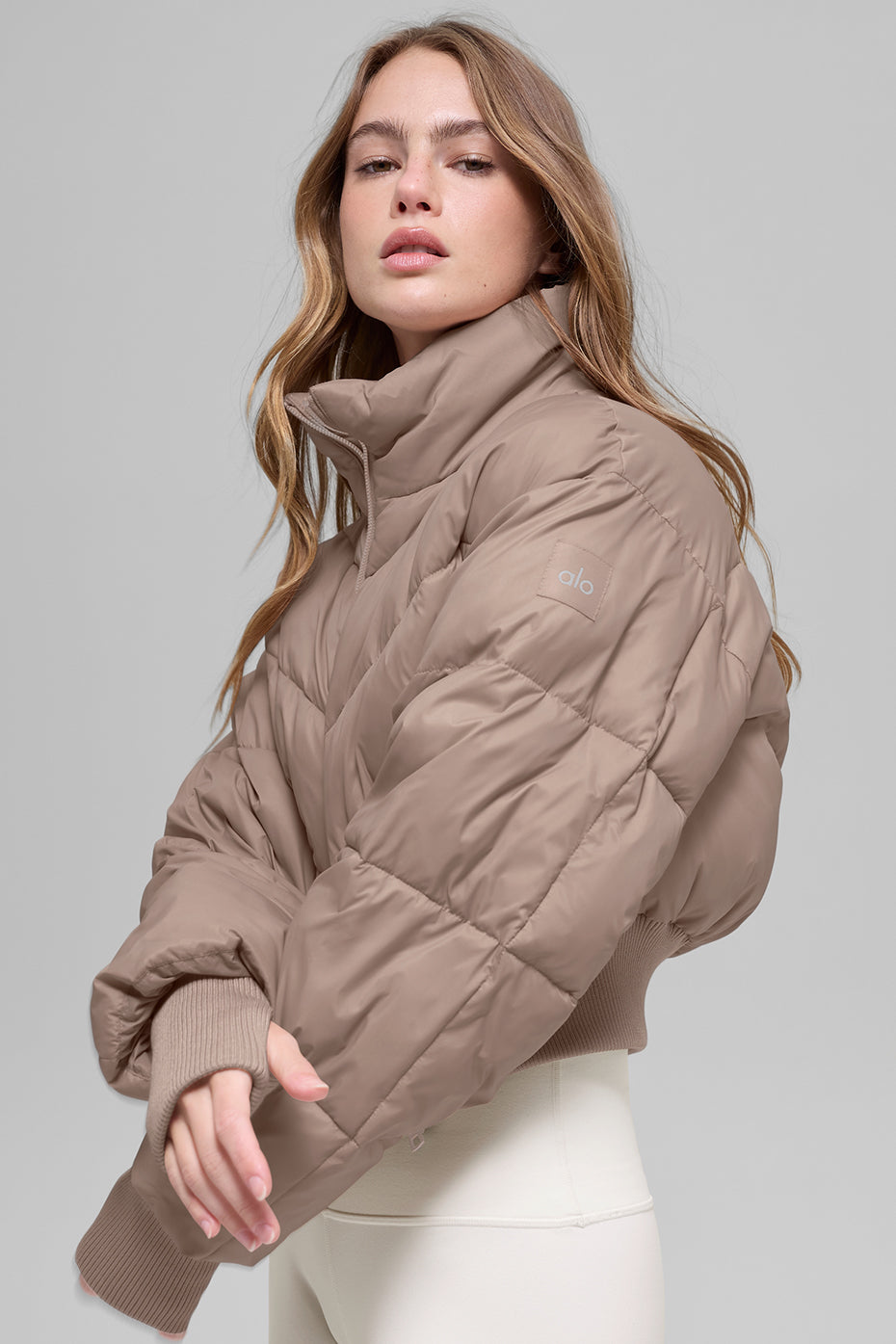Alo Yoga Cropped Atmosphere Puffer - Chai Latte - imagen 3