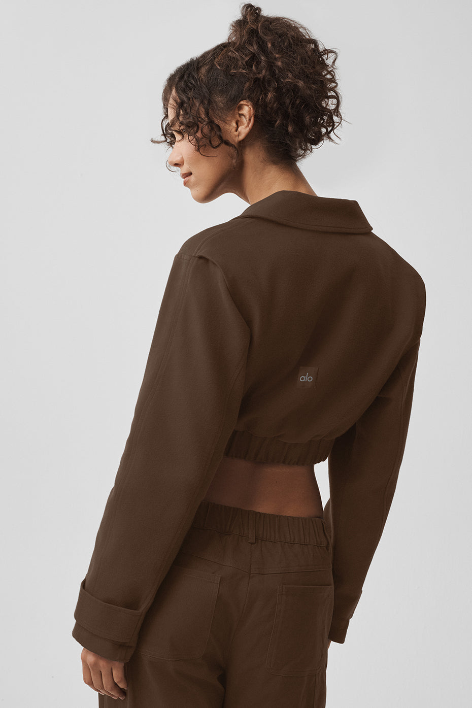 Alo Yoga Cropped Cosmopolitan Jacket - Espresso - imagen 3