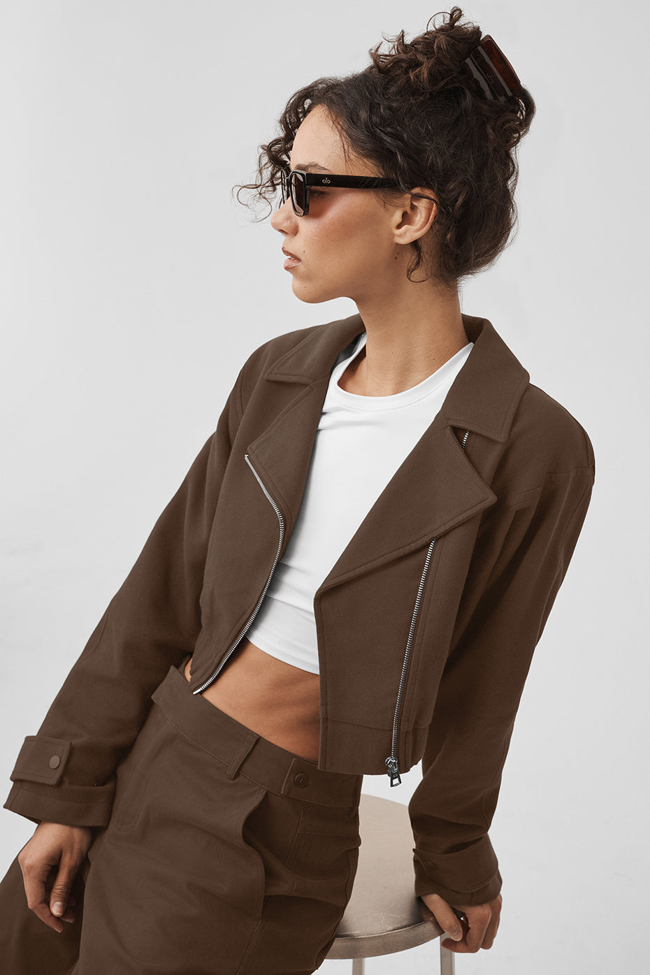 Alo Yoga Cropped Cosmopolitan Jacket - Espresso - imagen 4