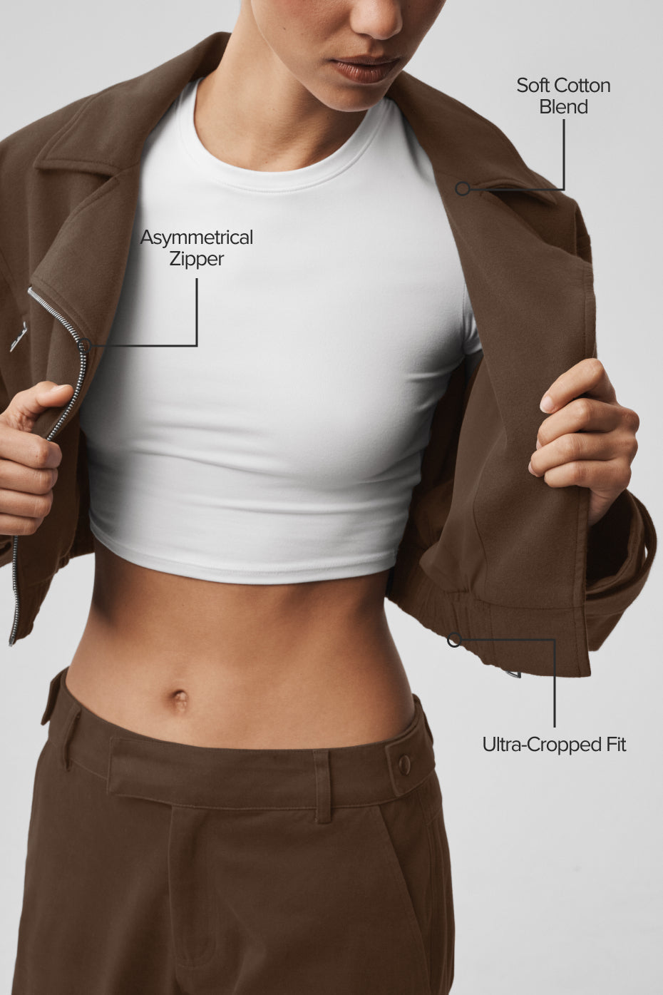Alo Yoga Cropped Cosmopolitan Jacket - Espresso - imagen 2