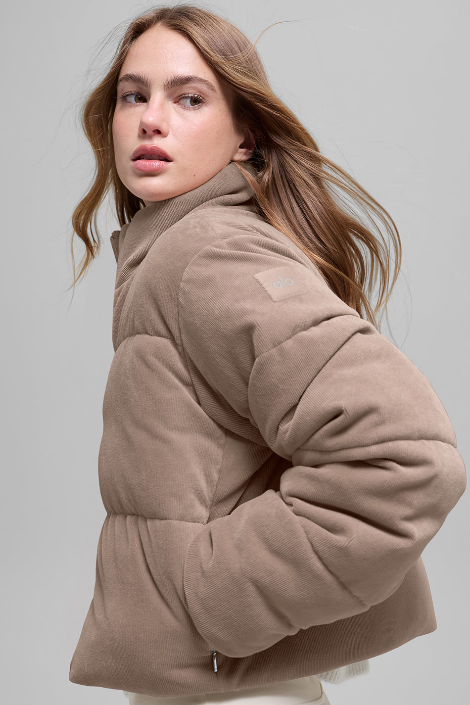 Alo Yoga Micro Corduroy Dreamy Puffer - Chai Latte - imagen 3