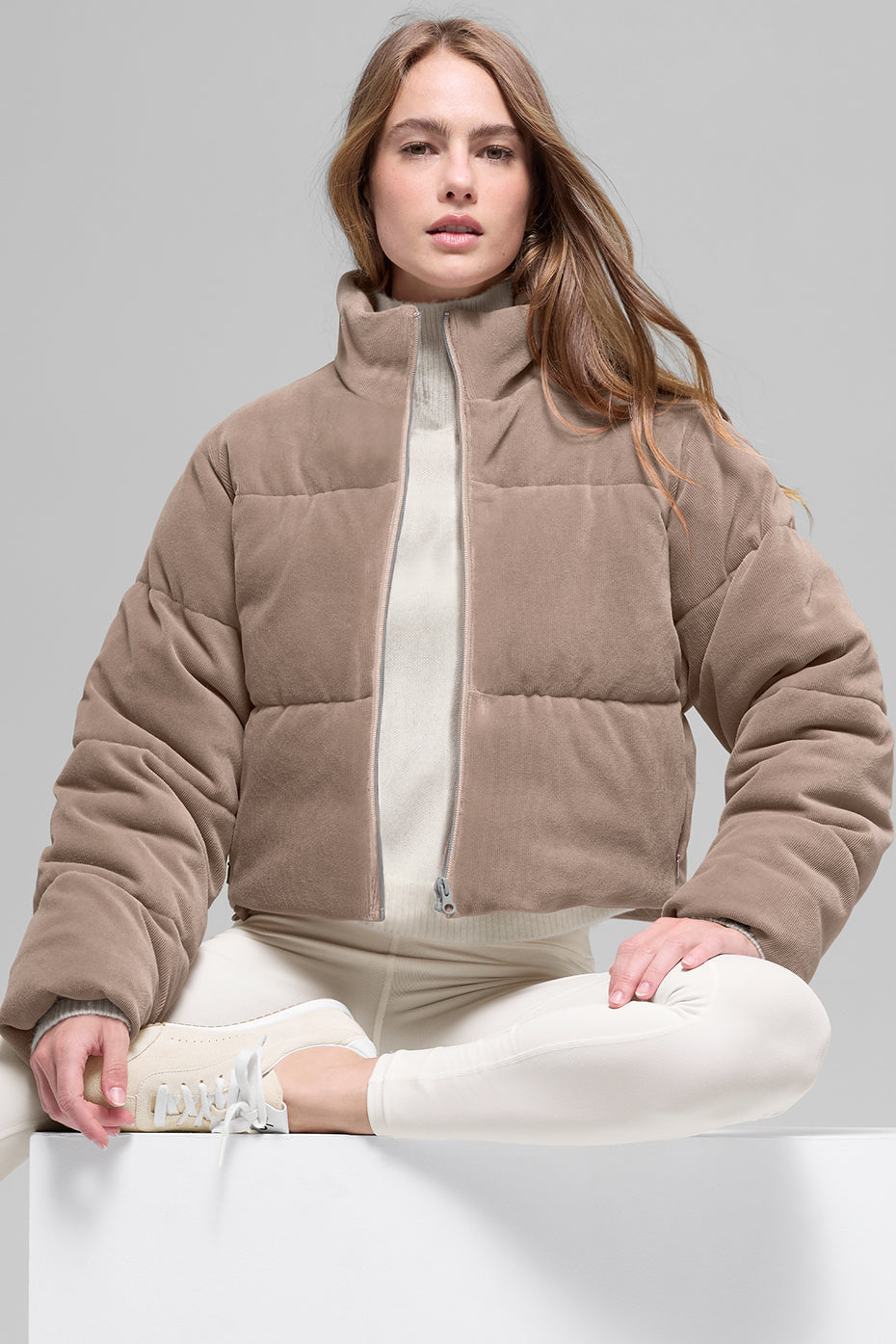 Alo Yoga Micro Corduroy Dreamy Puffer - Chai Latte - imagen 4