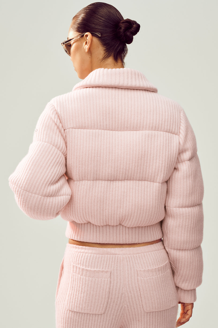 Alo Yoga Cashmere Northstar Sweater Puffer - Frosted Pink - imagen 3