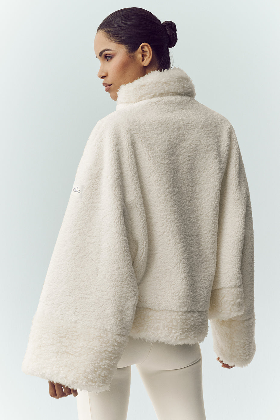 Alo Yoga Sherpa Fireside Bomber - Ivory - imagen 4