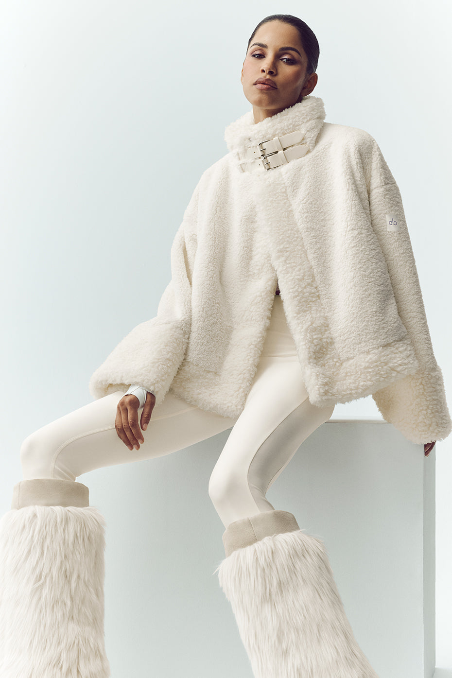 Alo Yoga Sherpa Fireside Bomber - Ivory - imagen 6