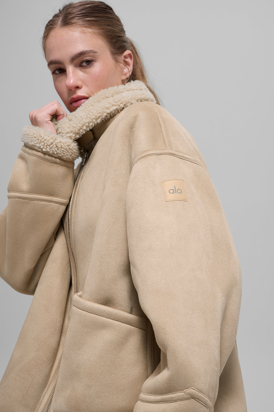 Alo Yoga Faux Shearling Grand Jacket - Woodland Tan - imagen 2