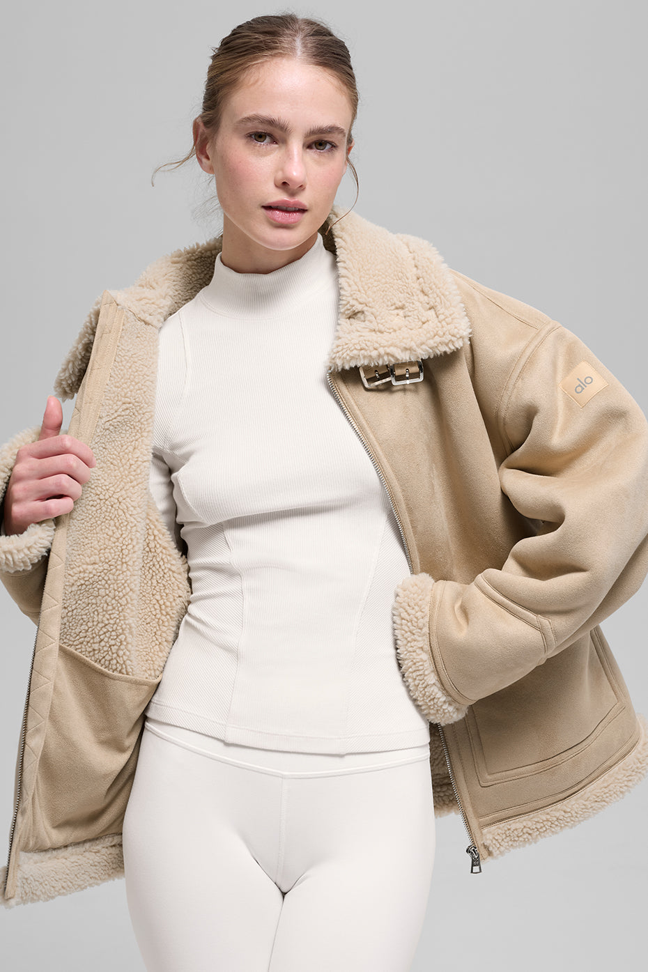Alo Yoga Faux Shearling Grand Jacket - Woodland Tan - imagen 5