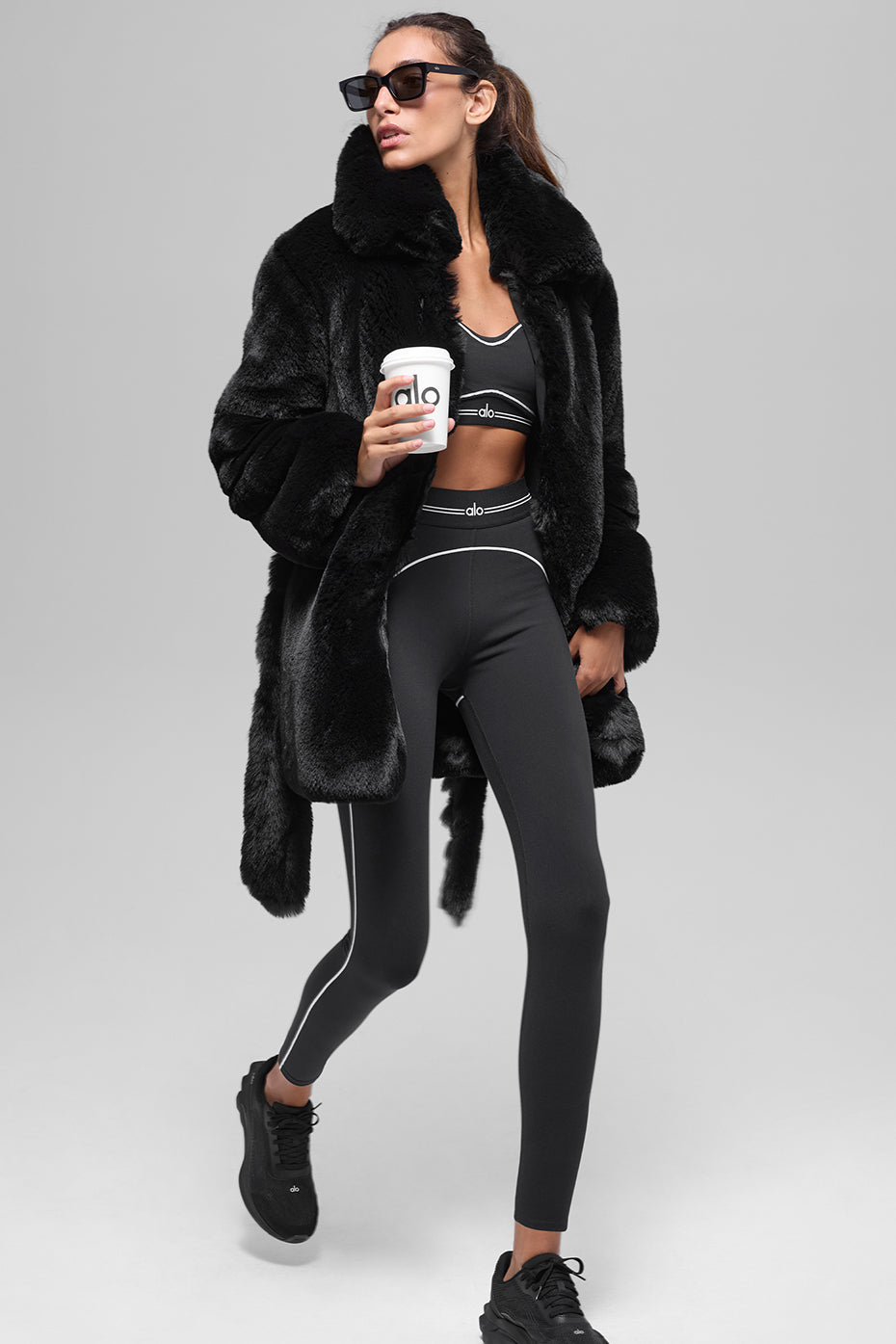 Alo Yoga Faux Fur Starstruck Coat - Black - imagen 5