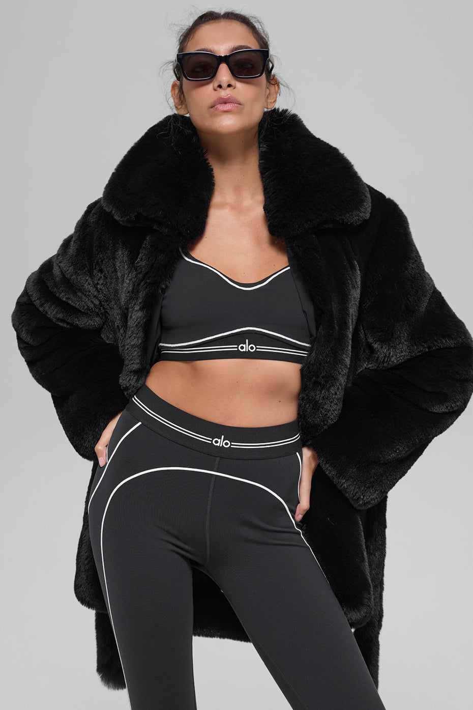 Alo Yoga Faux Fur Starstruck Coat - Black - imagen 4