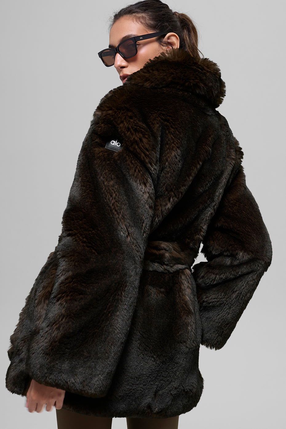 Alo Yoga Faux Fur Starstruck Coat - Midnight Brown/Black - imagen 2