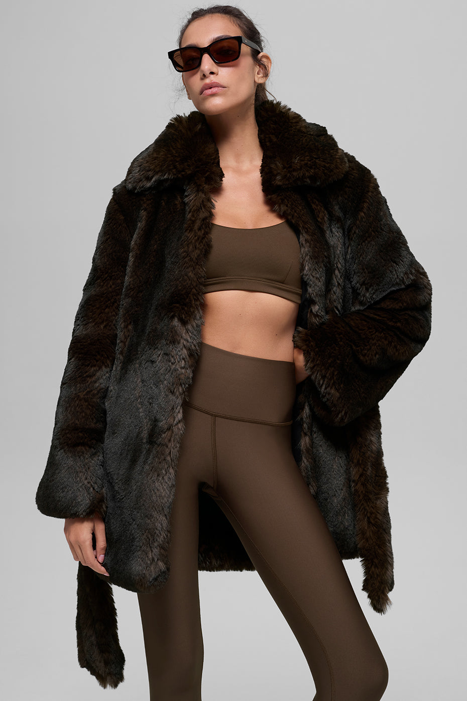 Alo Yoga Faux Fur Starstruck Coat - Midnight Brown/Black - imagen 4