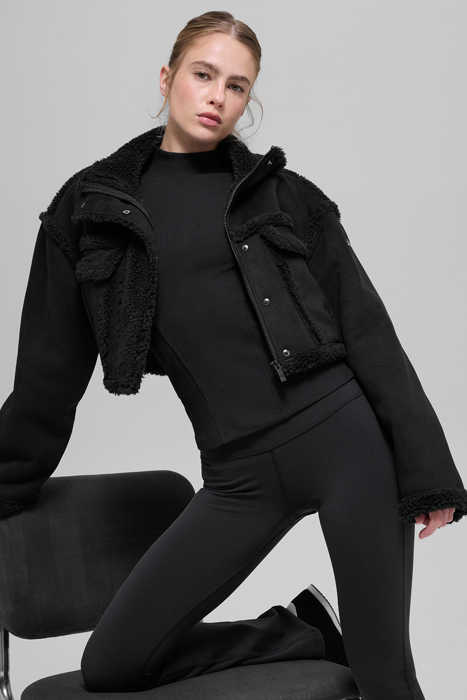 Alo Yoga Faux Shearling Snowfall Cropped Jacket - Black - imagen 4