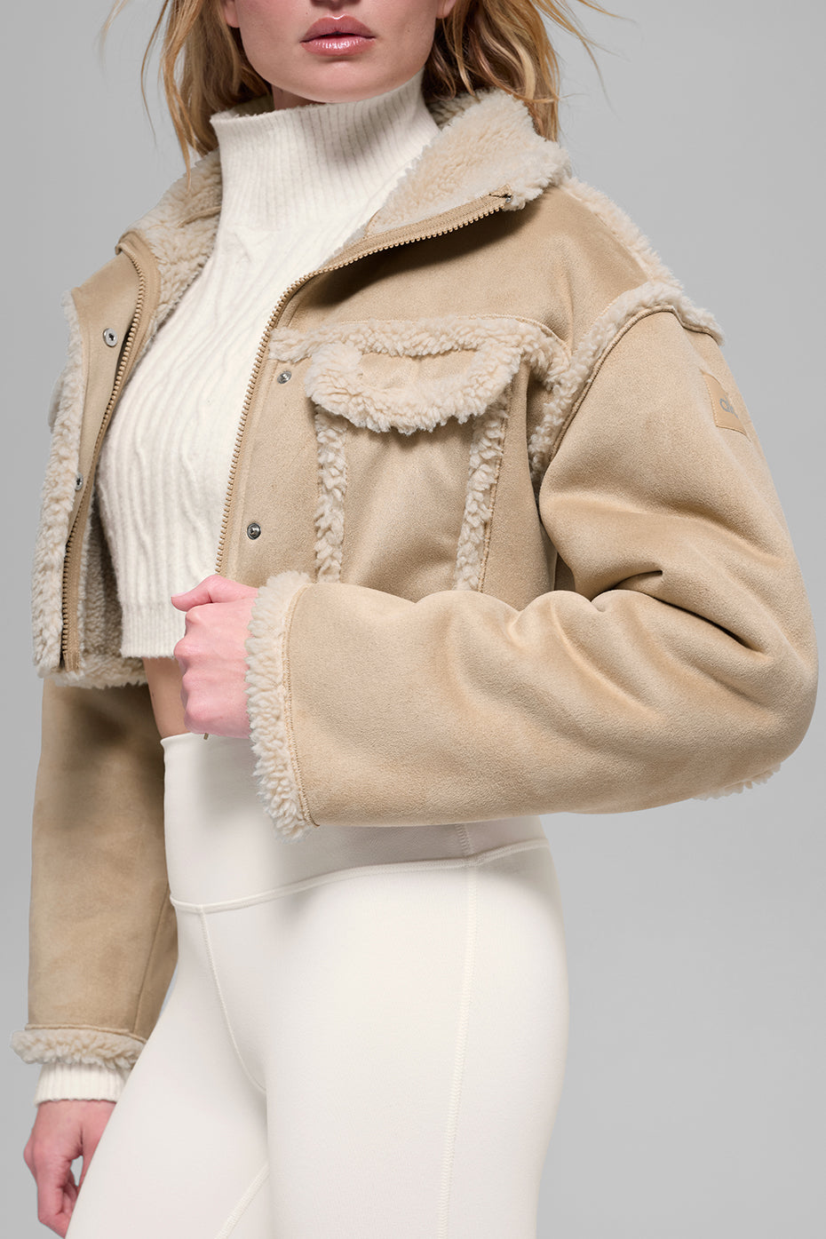 Alo Yoga Faux Shearling Snowfall Cropped Jacket - Woodland Tan - imagen 2
