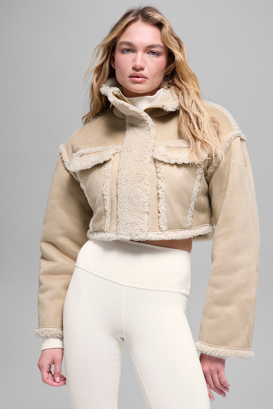 Alo Yoga Faux Shearling Snowfall Cropped Jacket - Woodland Tan - imagen 1