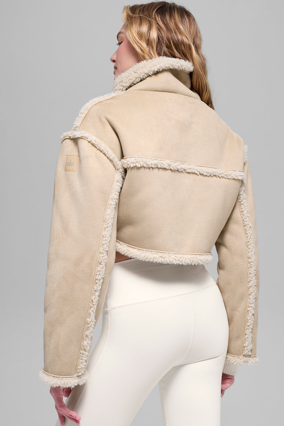 Alo Yoga Faux Shearling Snowfall Cropped Jacket - Woodland Tan - imagen 3