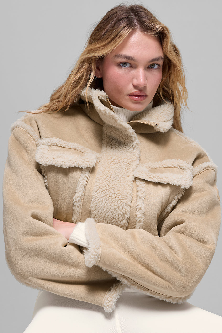 Alo Yoga Faux Shearling Snowfall Cropped Jacket - Woodland Tan - imagen 4