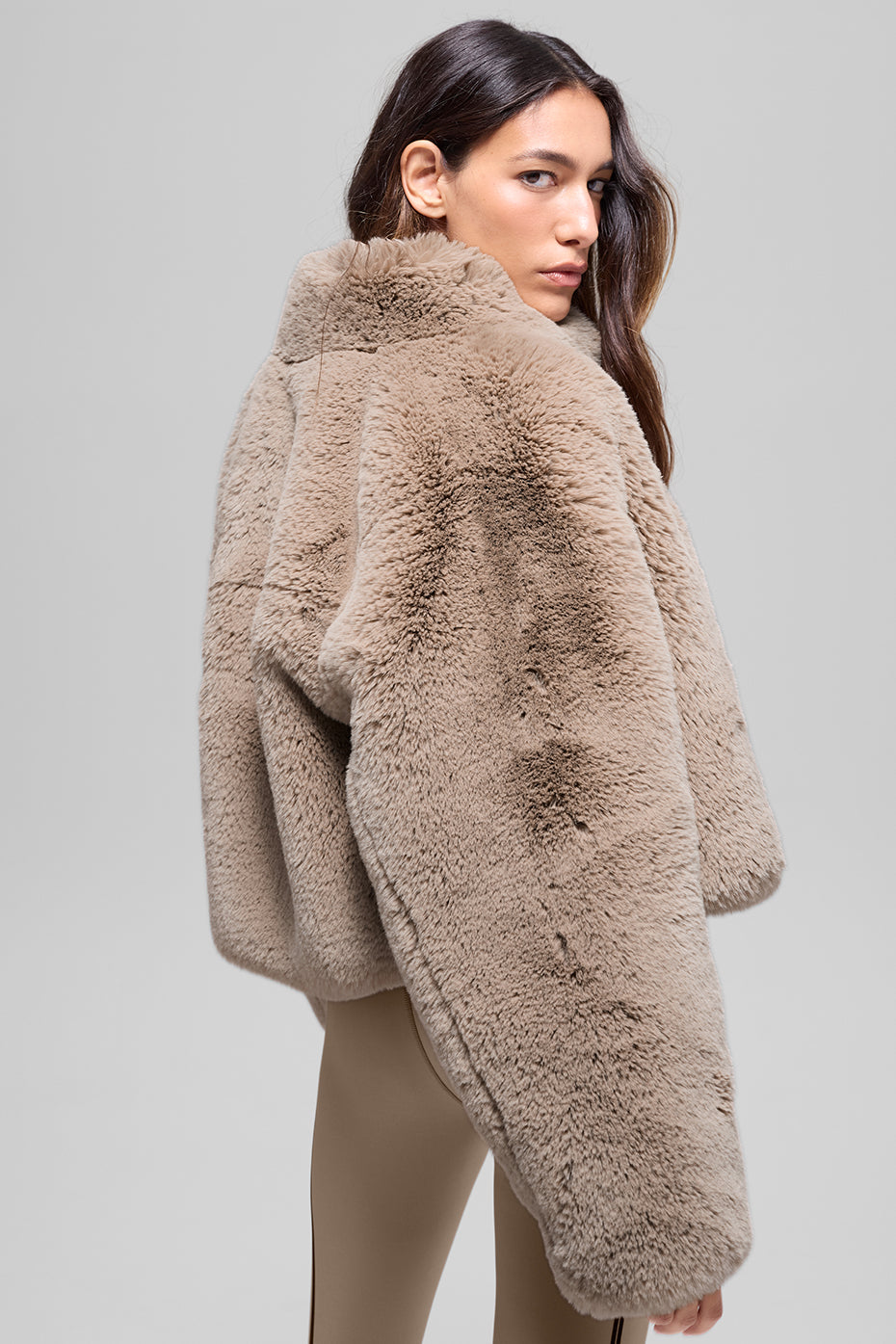 Alo Yoga Faux Fur Allure Jacket - Oat - imagen 3