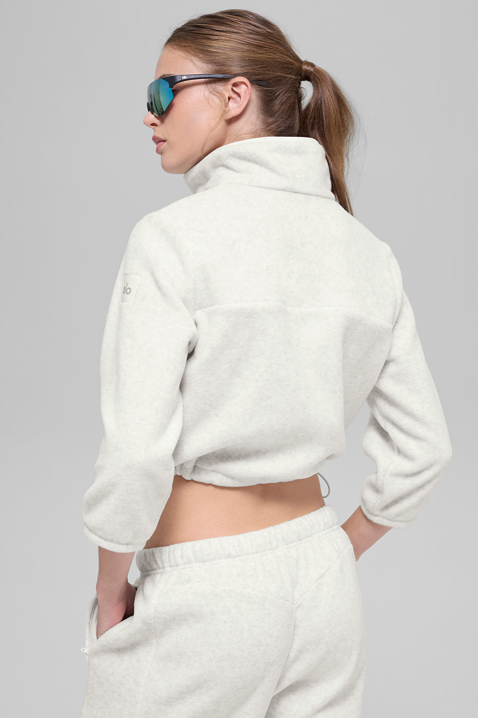 Alo Yoga Polar Fleece Retreat Cropped Jacket - White Heather Grey - imagen 5