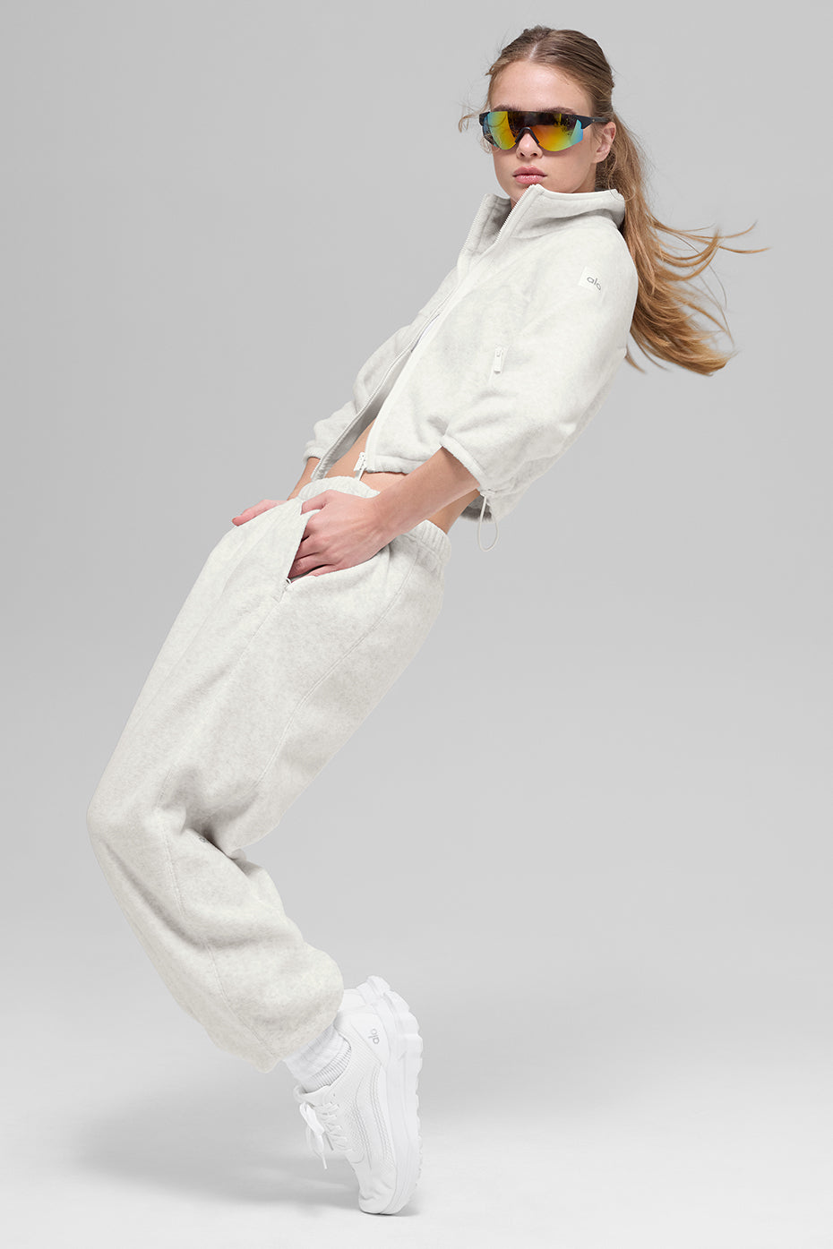 Alo Yoga Polar Fleece Retreat Cropped Jacket - White Heather Grey - imagen 4