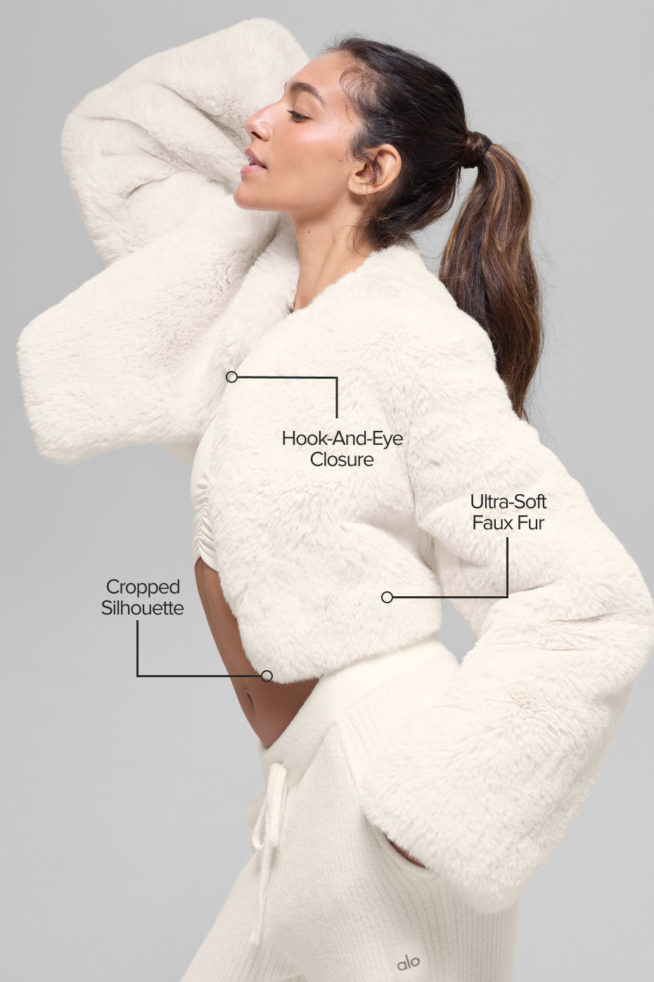 Alo Yoga Faux Fur Chic Cropped Jacket - Ivory - imagen 2