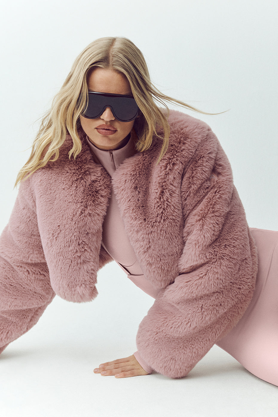 Alo Yoga Faux Fur Chic Cropped Jacket - Pink Champagne - imagen 3