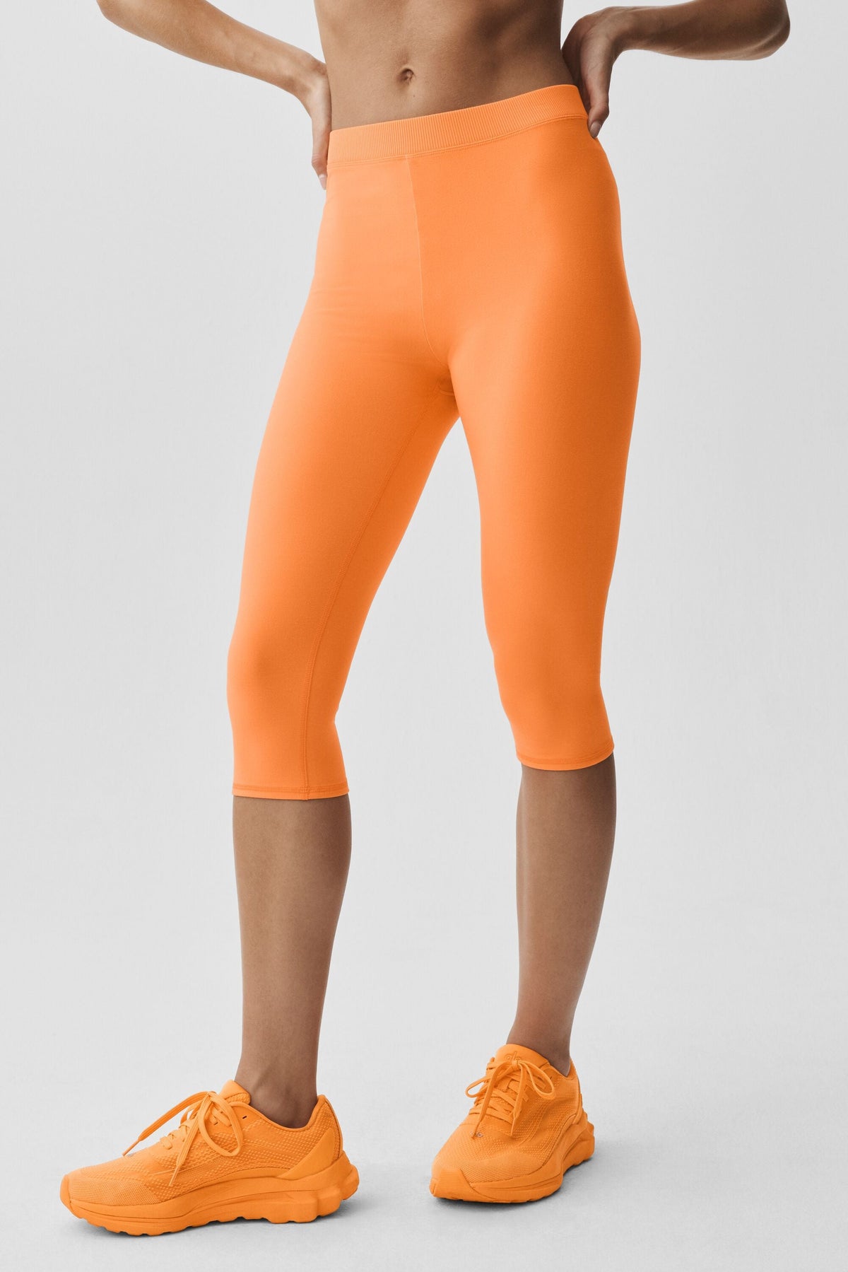 Alo Yoga Alosoft High-Waist Iconic 90's Capri - Satsuma Breeze - imagen 3