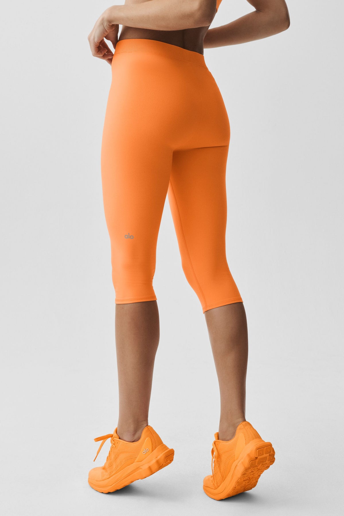 Alo Yoga Alosoft High-Waist Iconic 90's Capri - Satsuma Breeze - imagen 4