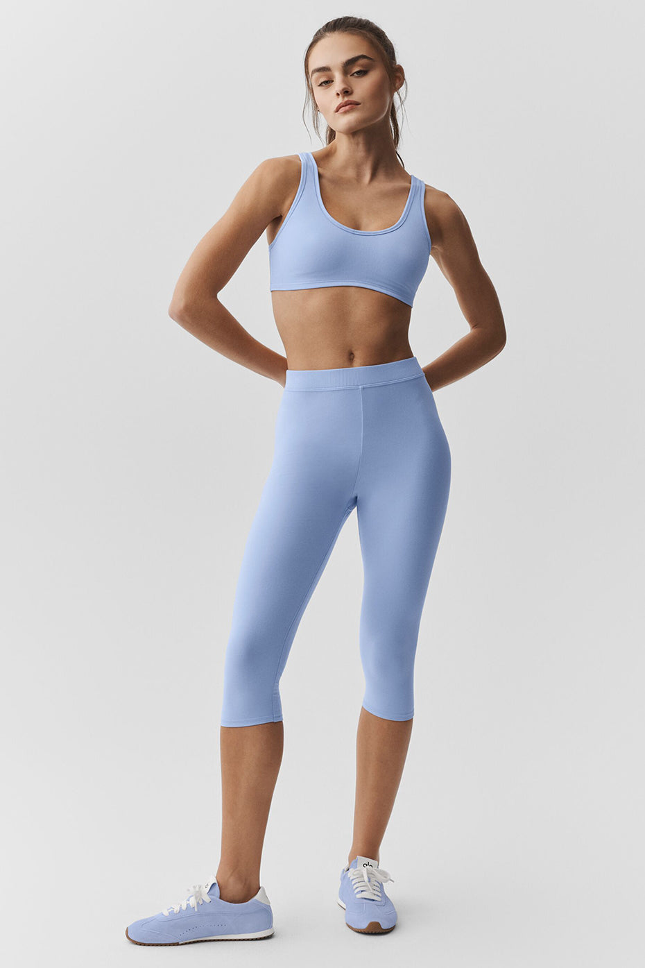 Alo Yoga Alosoft High-Waist Iconic 90's Capri - Light Provence Blue - imagen 4