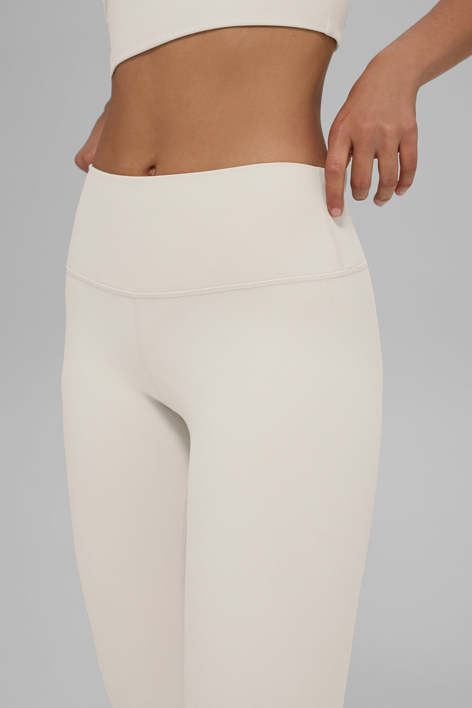 Alo Yoga Alosoft High-Waist 7/8 Highlight Legging - Bone - imagen 4