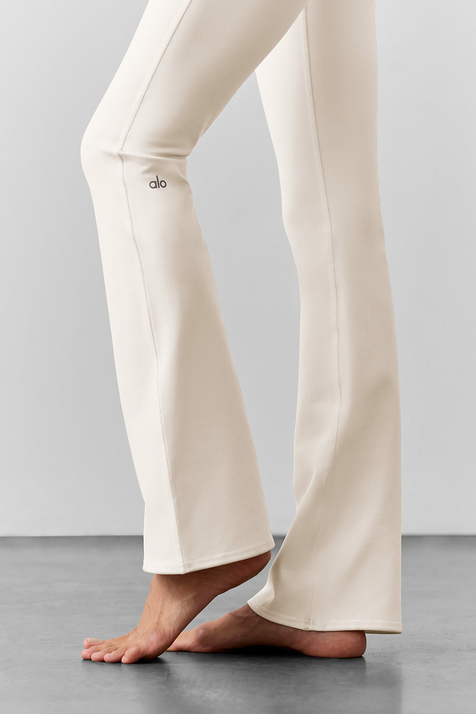 Alo Yoga Airbrush High-Waist Bootcut Legging (Regular) - Ivory - imagen 5