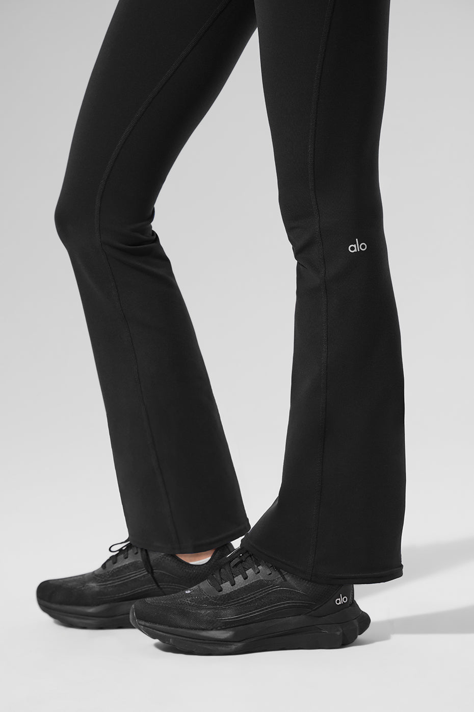 Alo Yoga Airbrush High-Waist Bootcut Legging (Short) - Black - imagen 4