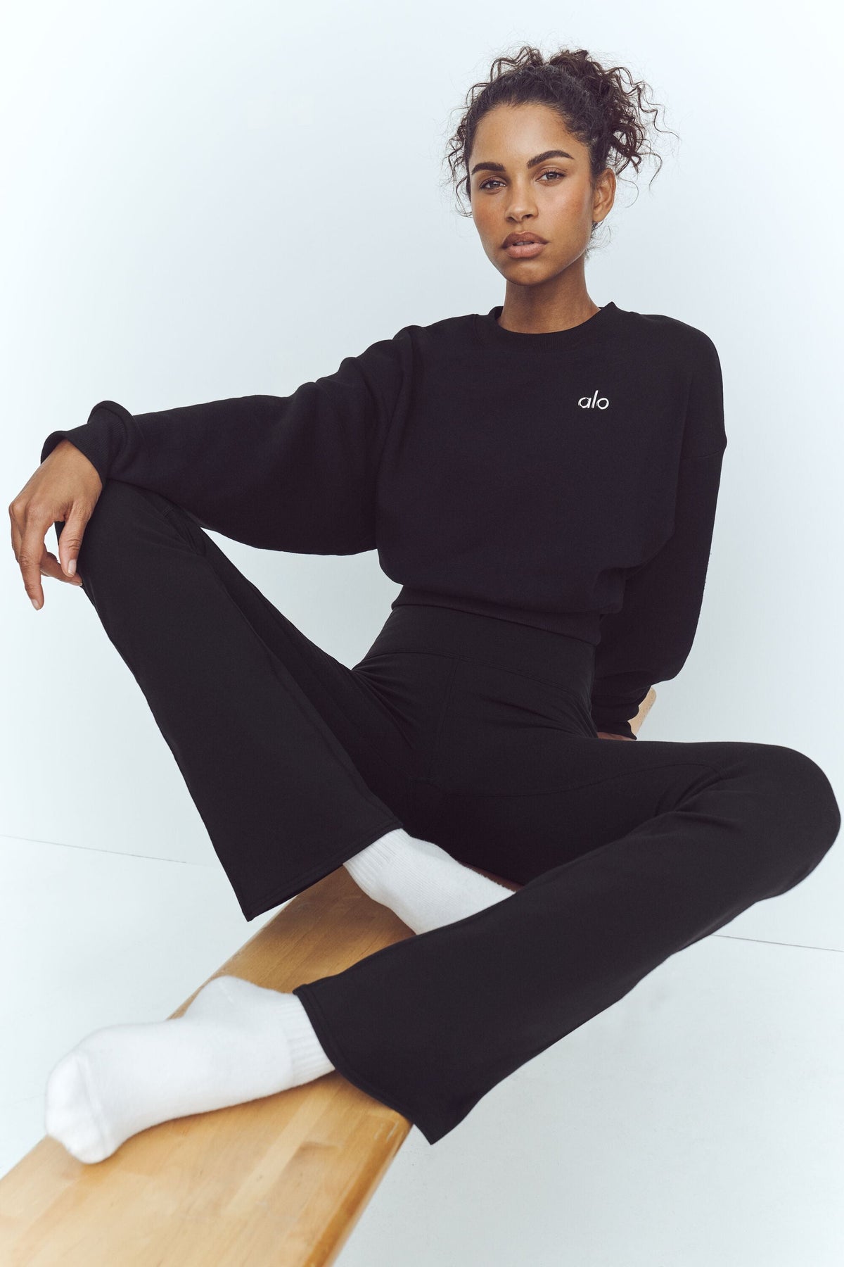 Alo Yoga Airbrush High-Waist Bootcut Legging (Short) - Black - imagen 1