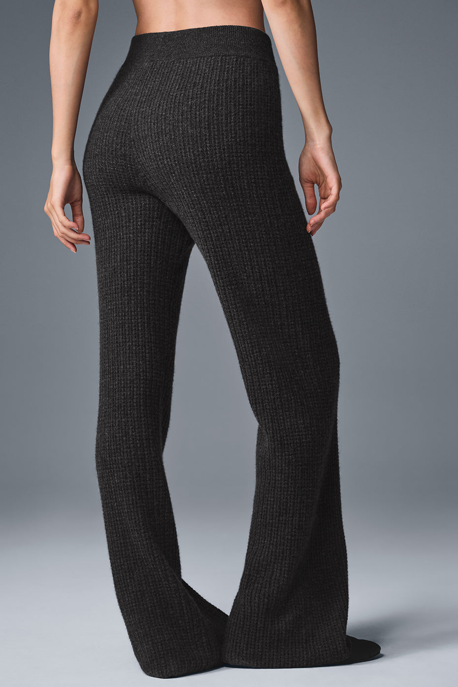 Alo Yoga Cashmere High-Waist Plush Waffle Pant - Dark Heather Grey - imagen 2