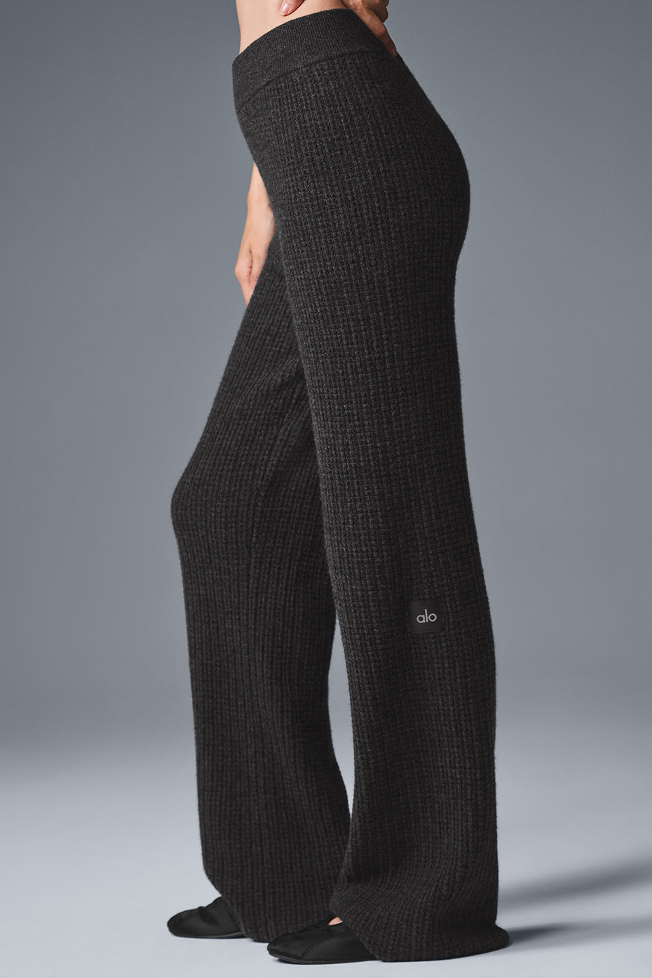 Alo Yoga Cashmere High-Waist Plush Waffle Pant - Dark Heather Grey - imagen 3