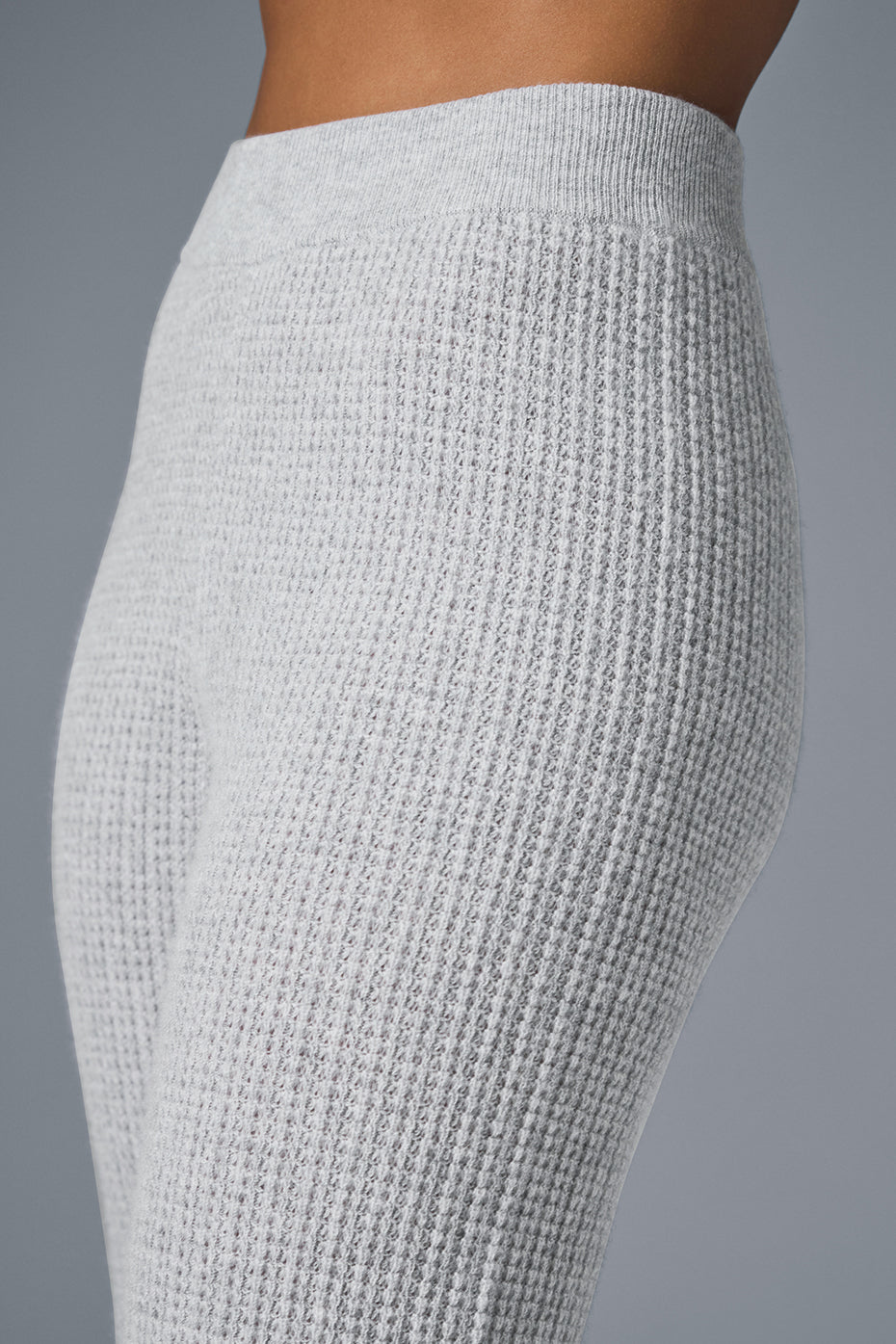 Alo Yoga Cashmere High-Waist Plush Waffle Pant - Athletic Heather Grey - imagen 4