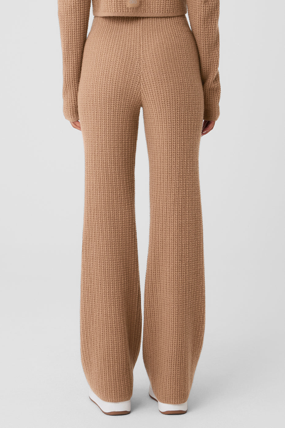 Alo Yoga Cashmere High-Waist Plush Waffle Pant - Toasted Almond - imagen 3