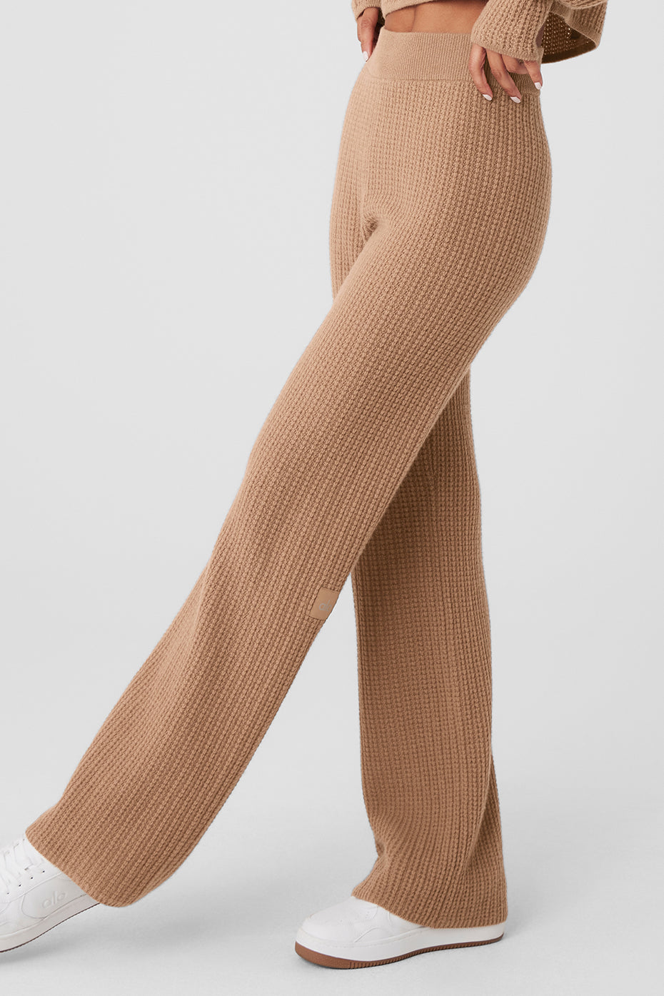 Alo Yoga Cashmere High-Waist Plush Waffle Pant - Toasted Almond - imagen 4