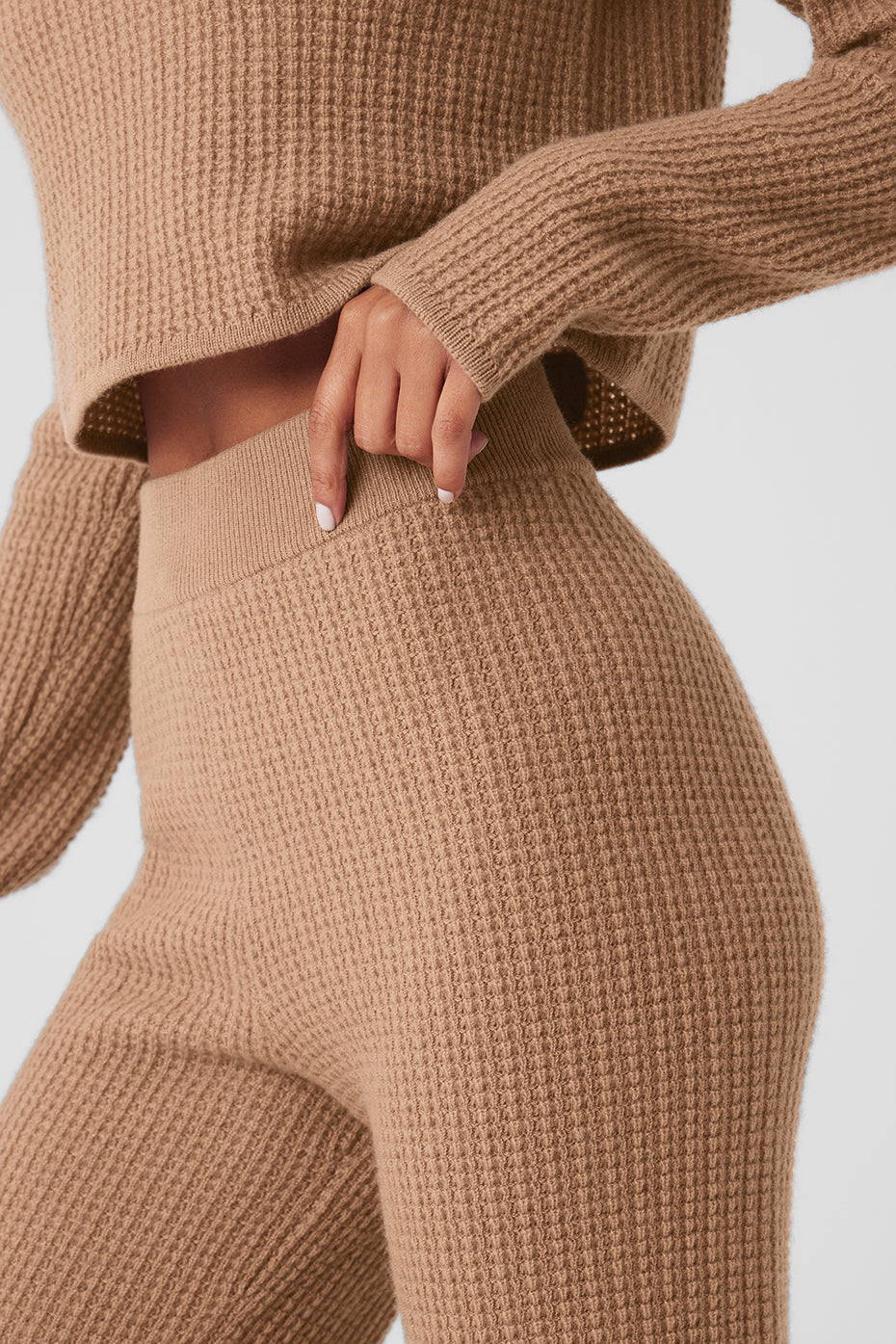 Alo Yoga Cashmere High-Waist Plush Waffle Pant - Toasted Almond - imagen 2