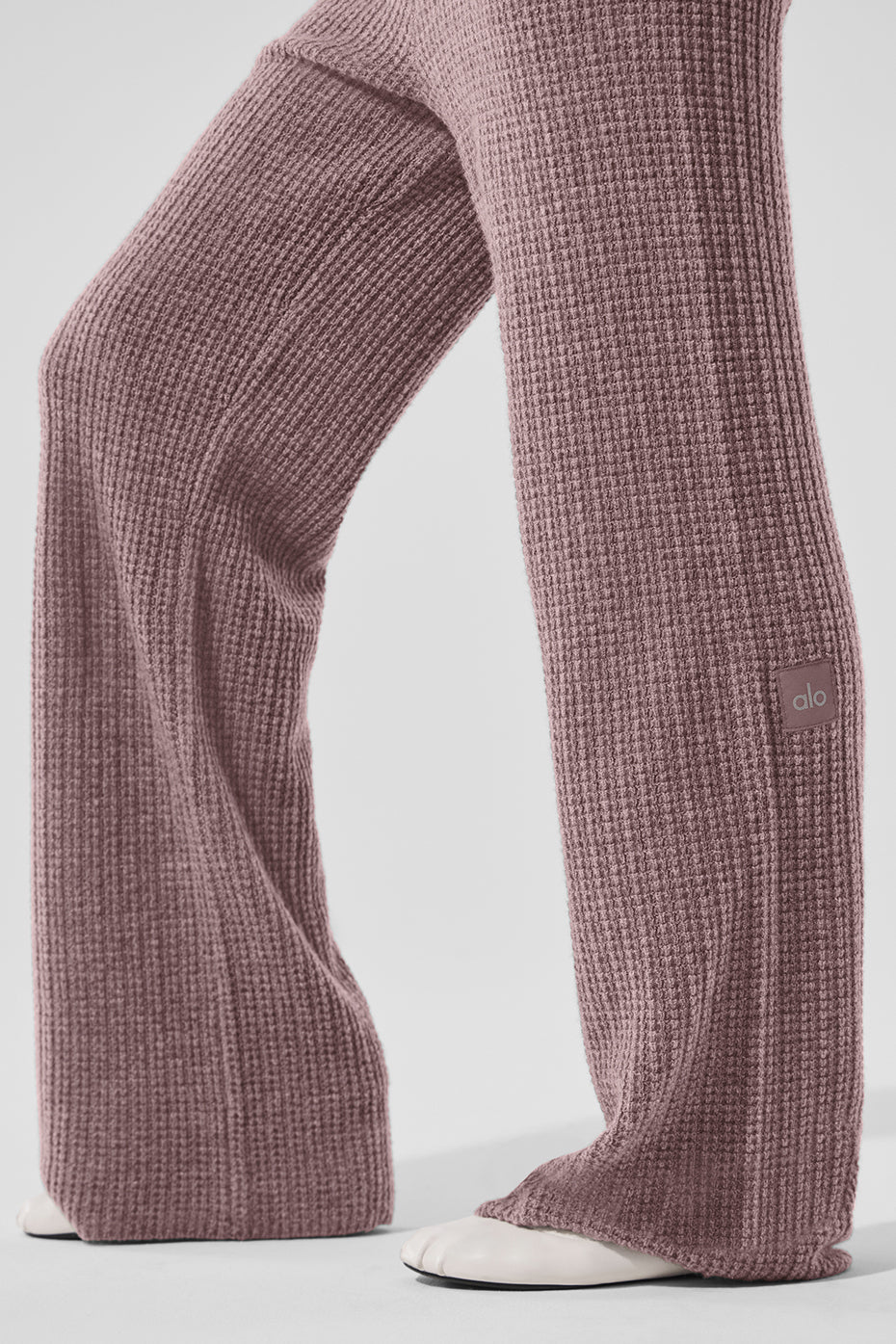 Alo Yoga Cashmere High-Waist Plush Waffle Pant - Mushroom Heather - imagen 4