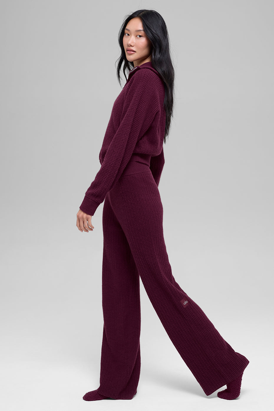 Alo Yoga Cashmere High-Waist Plush Waffle Pant - Burgundy - imagen 4