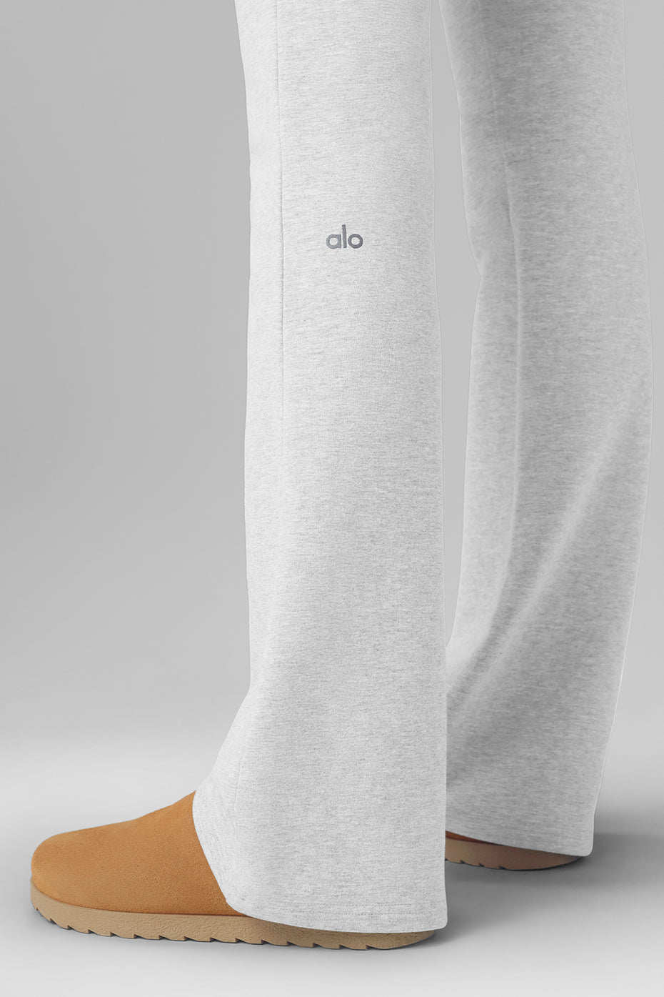 Alo Yoga Sway Bootcut Sweatpant - Athletic Heather Grey - imagen 5