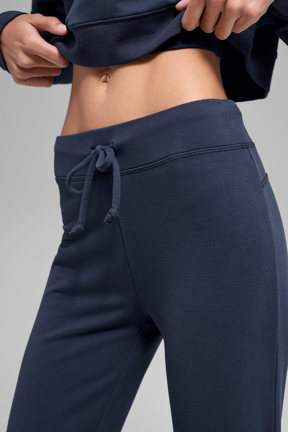 Alo Yoga Sway Bootcut Sweatpant - Navy - imagen 4