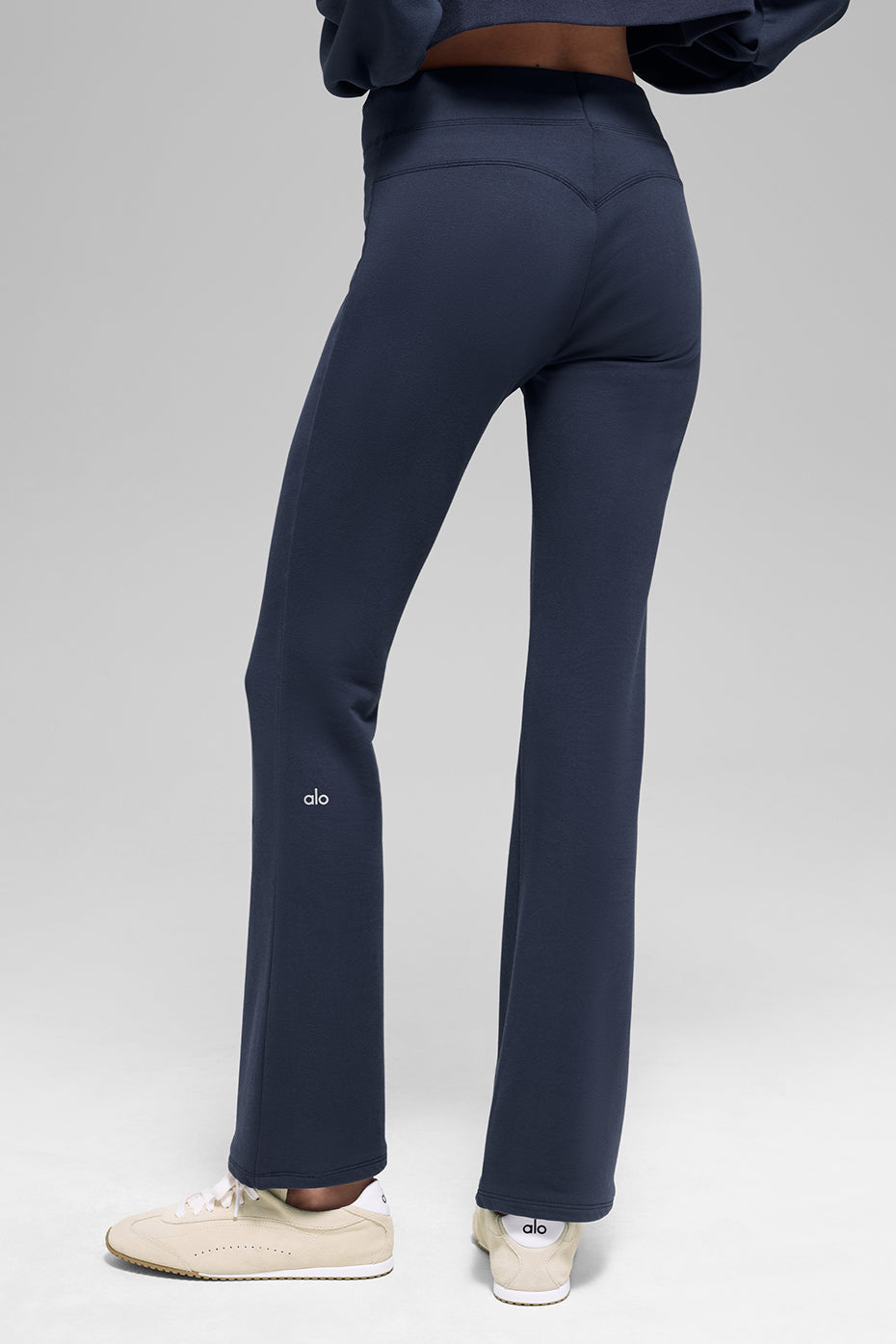 Alo Yoga Sway Bootcut Sweatpant - Navy - imagen 3