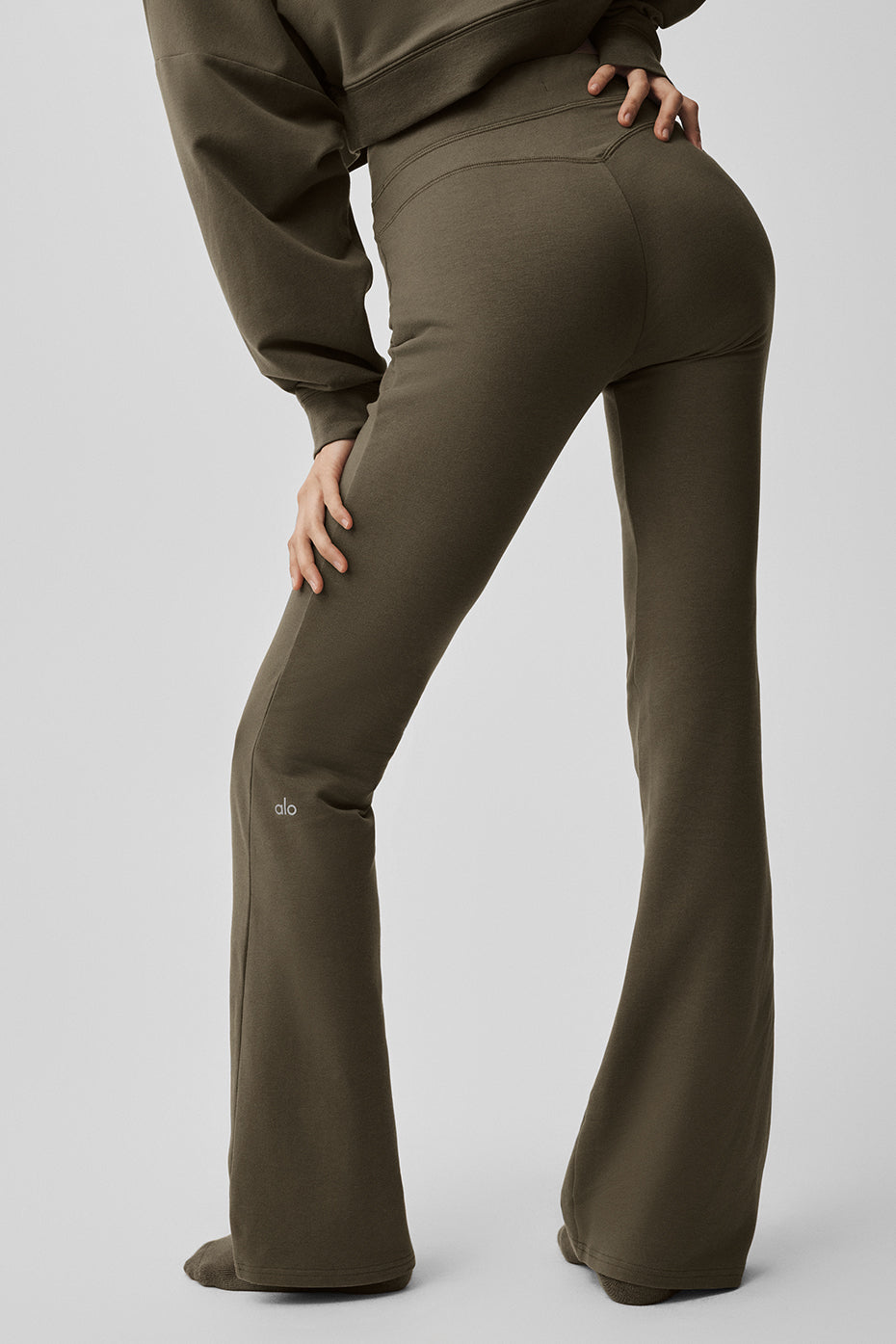 Alo Yoga Sway Bootcut Sweatpant - Olive Tree - imagen 2