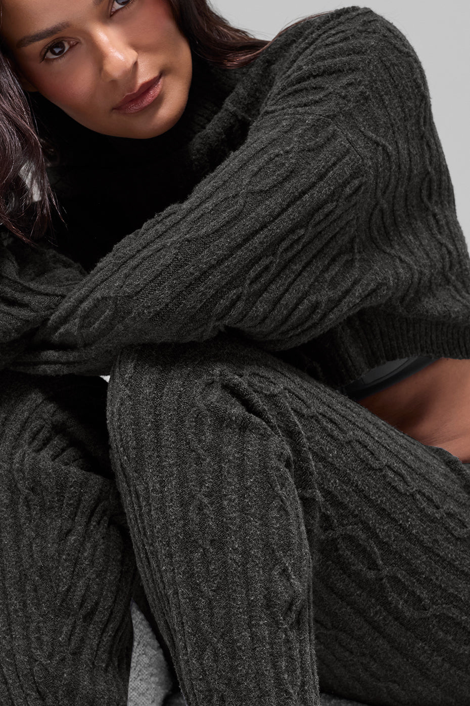 Alo Yoga Cable Knit Winter Bliss Pant - Dark Heather Grey - imagen 5